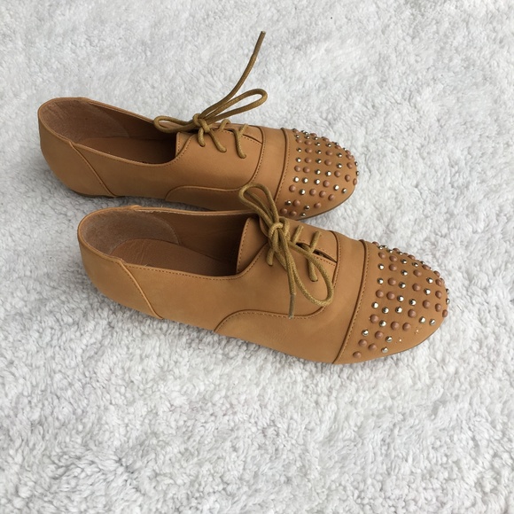 NWOT Nature Breeze Flats Size 7 Tan Studded - Picture 3 of 6
